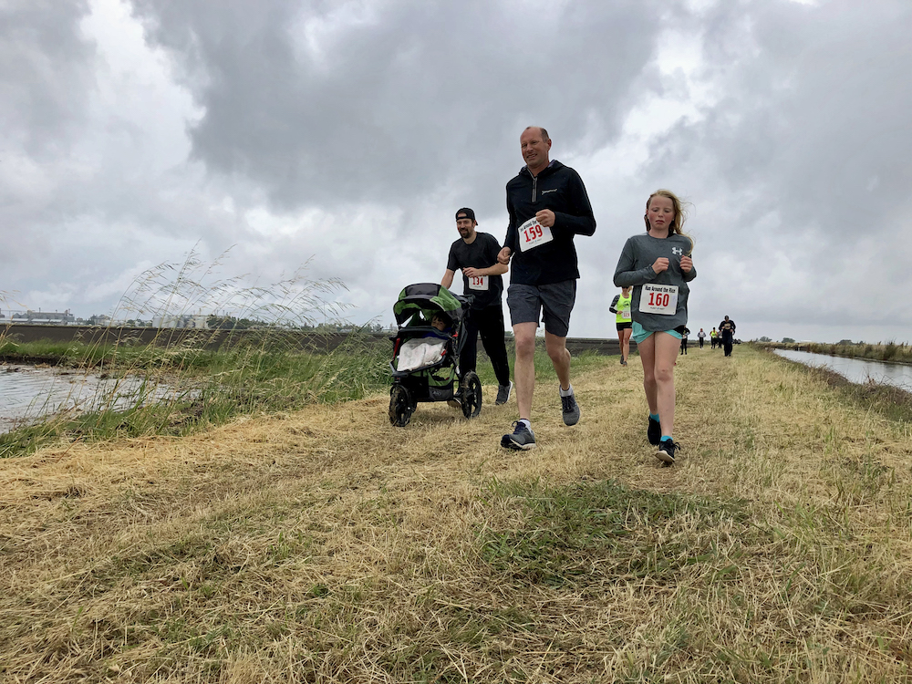 family running a race togethet