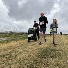 family running a race togethet